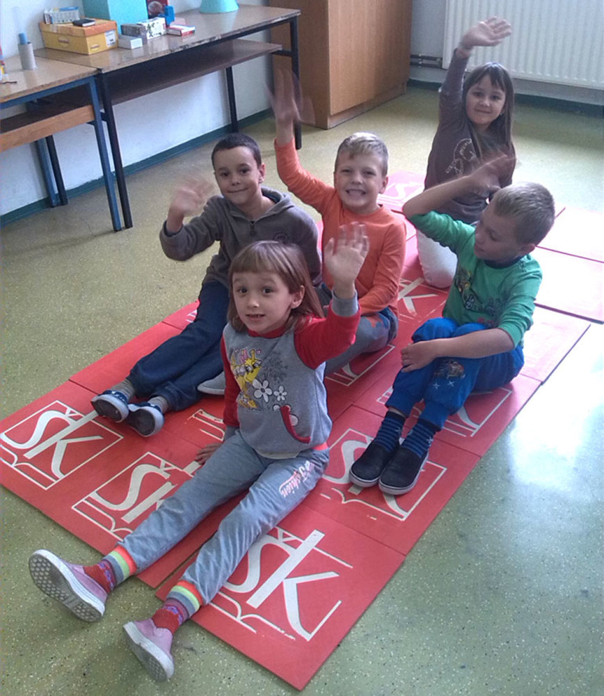 OTVORNIKA [samoglasnika] je točno 5! A upravo je toliko i marljivih prvoškolaca u PŠ Miljevci  [OŠ 'Vladimira Nazora' Nova Bukovica]. Oni su već usvojili  prva slova! 