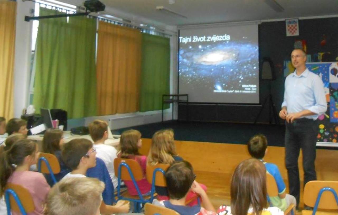 Splitski profesor Ivica Puljak s Fakulteta elektrotehnike, strojarstva i brodogradnje svojim je sugrađanima osnovcima zanimljivim predavanjem donekle približio čudesni Svemir. 