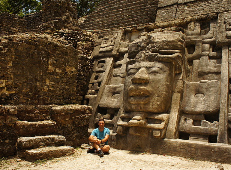Pored Piramide maski, Lamanai, Belize