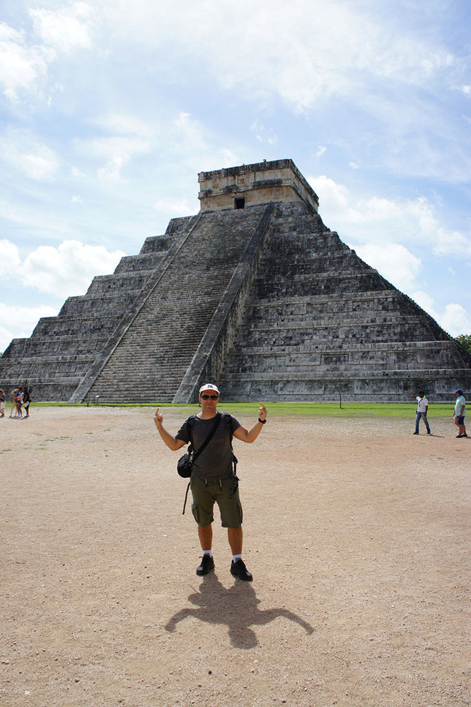 Ispred piramide u Chichen Itzi, Meksiko