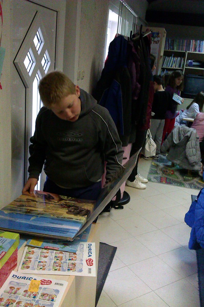 Josip najviše voli knjige o životinjama
