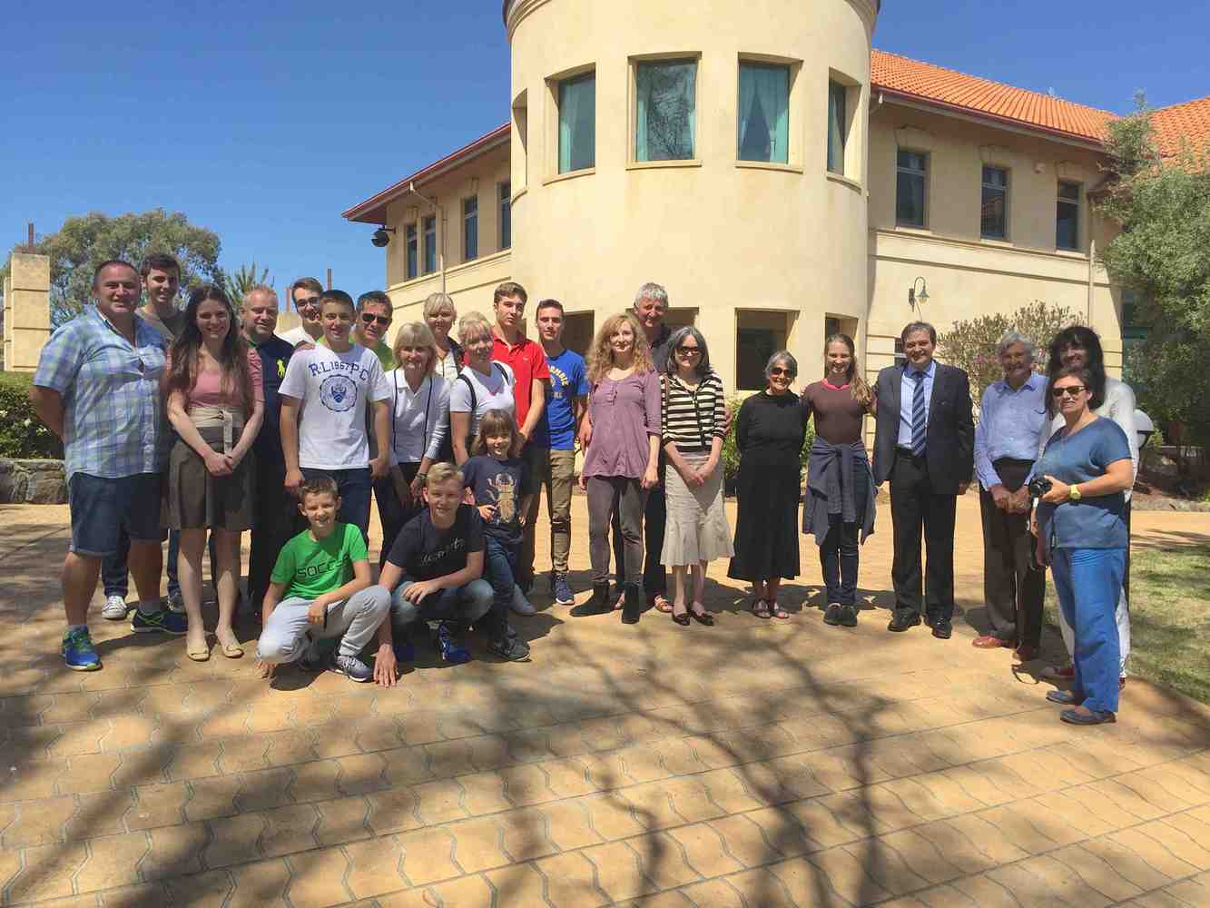 Hrvatski veleposlanik u Australiji, dr.sc. Damir Kušen poslao je pismo zahvale dr. Anti Žužulu na donaciji kolekcije knjiga Školske knjige.