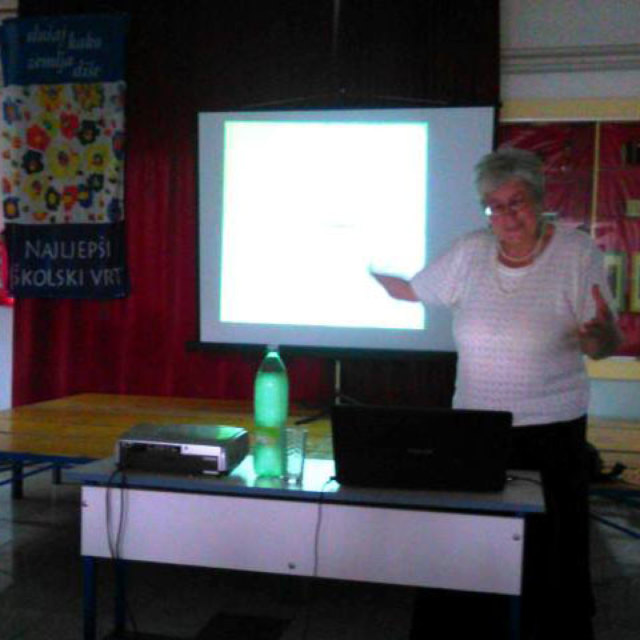 Na naš vapaj odazvala se Dinka i svima priuštila ugodnih sat vremena druženja. Dinka JURIČIĆ, žena koja svojim motivacijskim radionicama razbuđuje i nadahnjuje mnoge učitelje i učenike dijelom Hrvatske. 