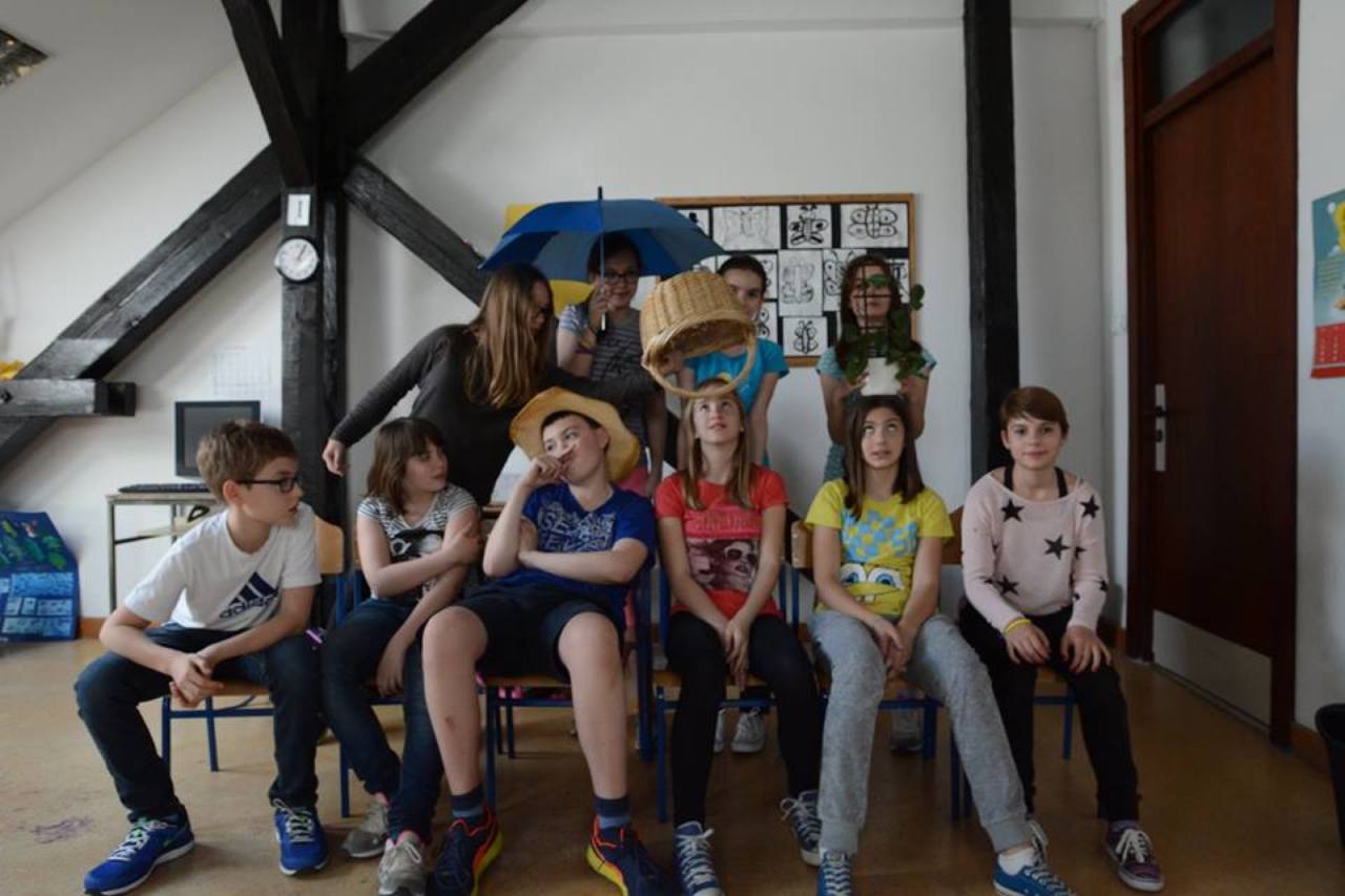 U srijedu [28.listopada 2015.] smo u OŠ Dr. Ivan Merz od 16:00 do 19:00 sati. Crtamo, režemo, lijepimo, stvaramo i igramo se s zoetropima, gledamo filmove, družimo se, a tko zna možda i zaplešemo malo...