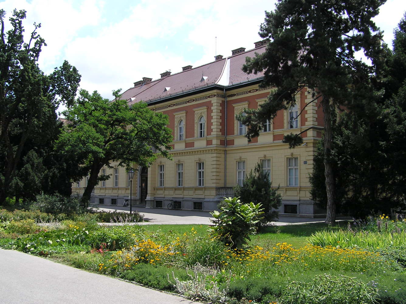 LUČBENI ZAVOD NA AKADEMIČKOM TRGU ■  Kada sljedeći put budete šetali pokraj zgrade na Strossmayerovu trgu 14 priđite bliže, podignite pogled i pročitajte imena slavnih kemičara ispisana na fasadi odmah ispod krova...
