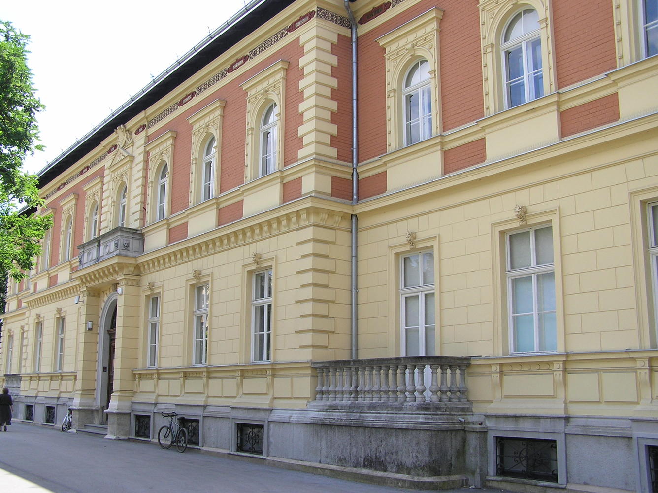 Zgrada na Strossmayerovu trgu 14, u kojoj je sada knjižnica HAZU