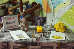 Na ulazu u školu bio je postavljen stol s porukama dobrodošlice i australskim simbolima – buketom zlatnih mimoza, slikom književnika Patricka Whitea i plišanim klokanićem.