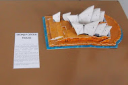 Zgrada opere u Sydneyju (Opera House) i poznati most u istom gradu (Sydney Harbour Bridge ) bili su prikazani s pomoću papirnatih modela. 
