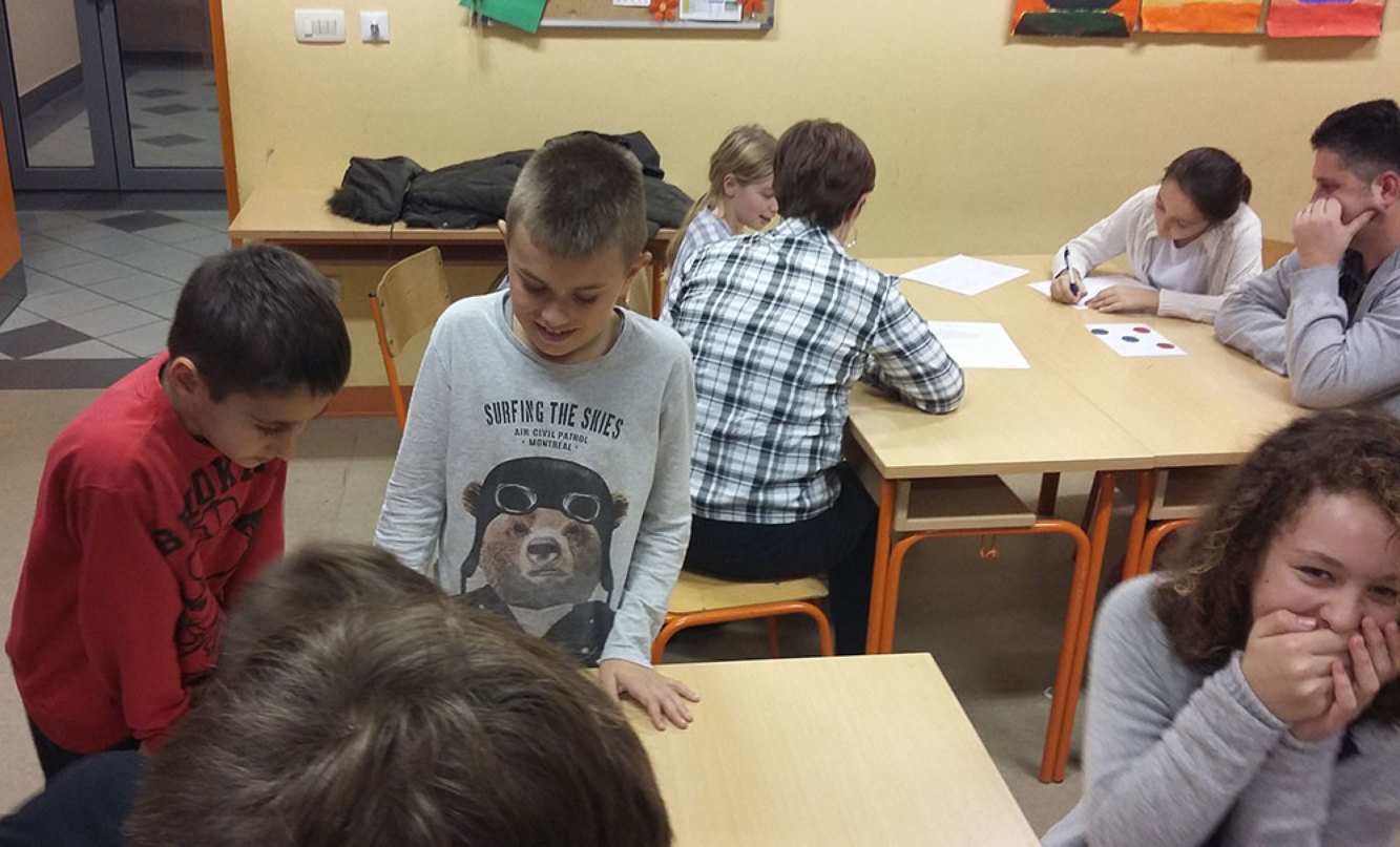 Večer matematike nalikuje na zanimljivo putovanje. Sudionici obilaze „matematičke stanice” i odabiru aktivnosti u kojima će sudjelovati, a „dežurni matematičar” (profesor matematike i/ili učenik) pomaže im pri njihovoj provedbi.