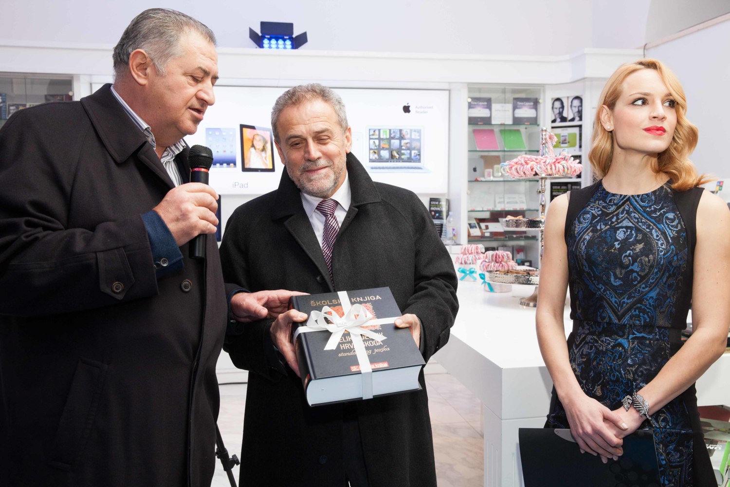 Treći rođendan knjižare Arkadija svečano je proslavljen u petak, 4. prosinca, u nazočnosti zagrebačkoga gradonačelnika Milana Bandića i brojnih uzvanika.