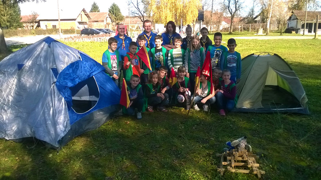 Tko su izviđači i čime se bave? Izviđači su ljudi koji svoje slobodno vrijeme provode u prirodi i ondje uče o njoj, stečeno znanje dijele s drugima, štite prirodu i svoj okoliš te razvijaju pozitivno ozračje u svojoj sredini. 