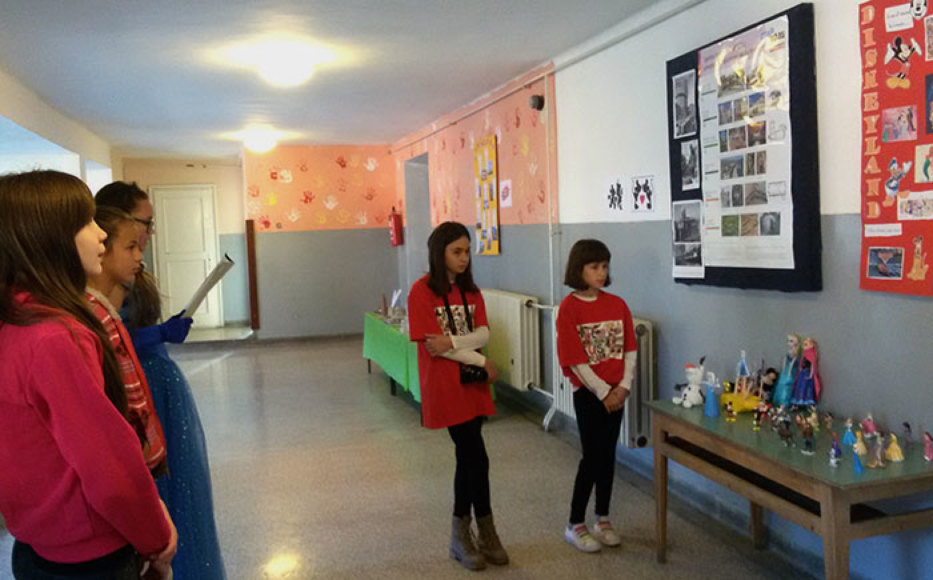 Tjedan su službeno otvorili učenici 7. razreda Vanja i Roberta VUČINIĆ, a uvodni je govor završio izvođenjem američke himne.