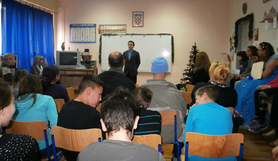 Deseti prosinca školu su posjetili Marica BAHLEN i Jacob GREENBERG iz američkog veleposlanstva, a Greenberg održao je i prezentaciju o gradu Atlanti u saveznoj državi Georgiji. 