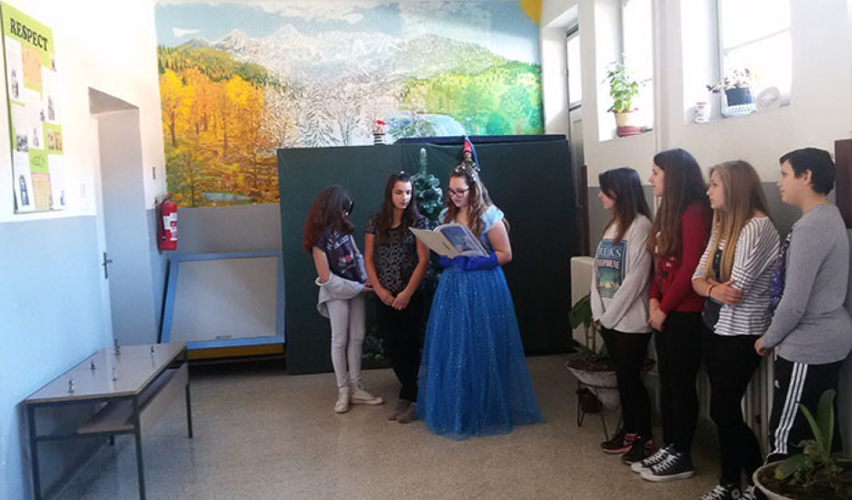 Voditeljica je bila učenica 6. razreda Valentina ALINČIĆ prerušena u Pepeljugu iz Disneyjeva crtanog filma