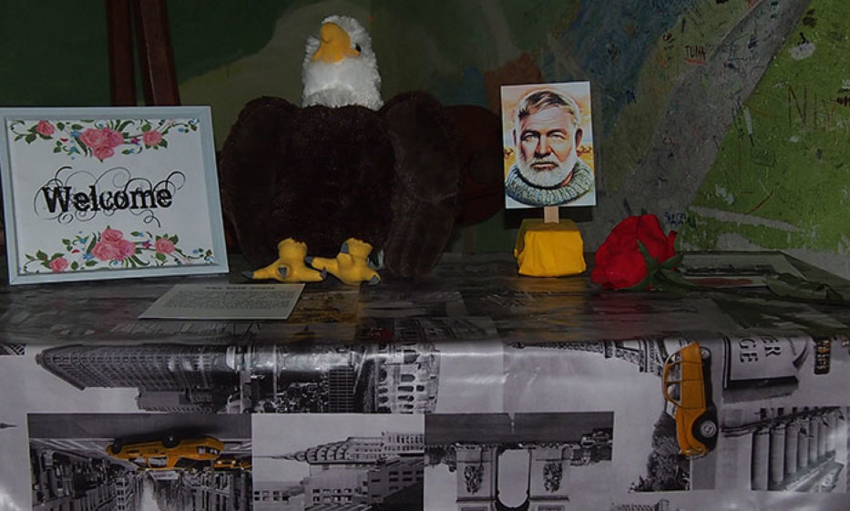 Na ulazu u školu učenike i goste dočekao je stol s porukom dobrodošlice i slikom poznatoga književnika Ernesta Hemingwaya te crvenom ružom i bjeloglavim orlom kao najpoznatijim američkim simbolom.