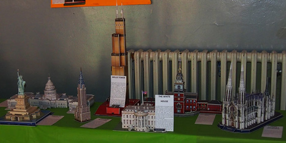 Papirnati modeli poznatih građevina bili su izloženi na posebnome mjestu. Tu su učenici, među ostalim, mogli vidjeti replike Bijele kuće, Capitol Hilla, katedrale sv. Patrika, Golden Gatea, Brooklynskog mosta, Kipa slobode i drugih američkih znamenitosti.