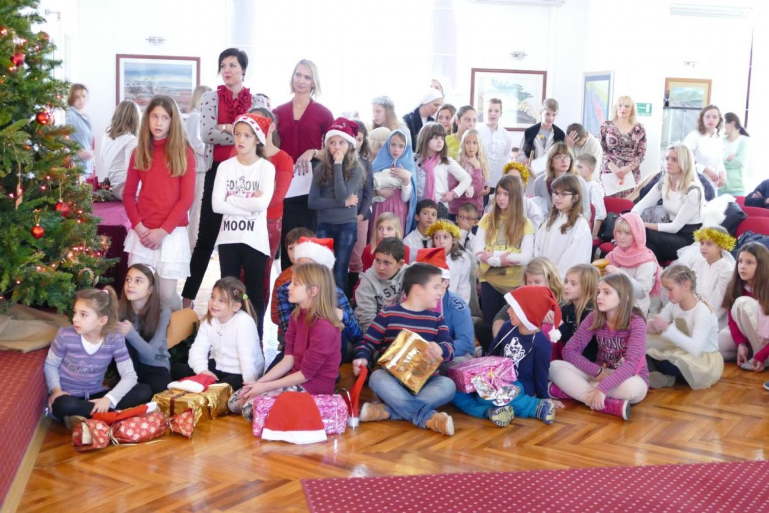 Učenici Osnovne škole Ivana Rabljanina svojim su izvedbama božićnih igrokaza i pjesama unijeli radost božićnog ozračja u srca djelatnika i osoba na liječenju u Psihijatrijskoj bolnici Rab. 