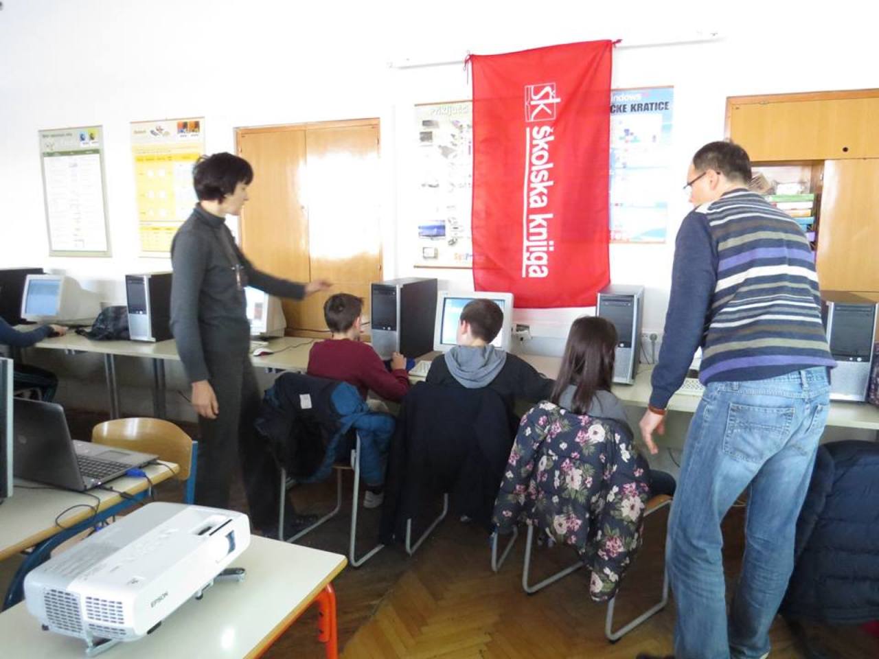 Školska knjiga u suradnji s Hrvatskim društvom za robotiku organizirala je ovih dana radionicu robotike za učenike OŠ „Stjepan Radić“ u Metkoviću.