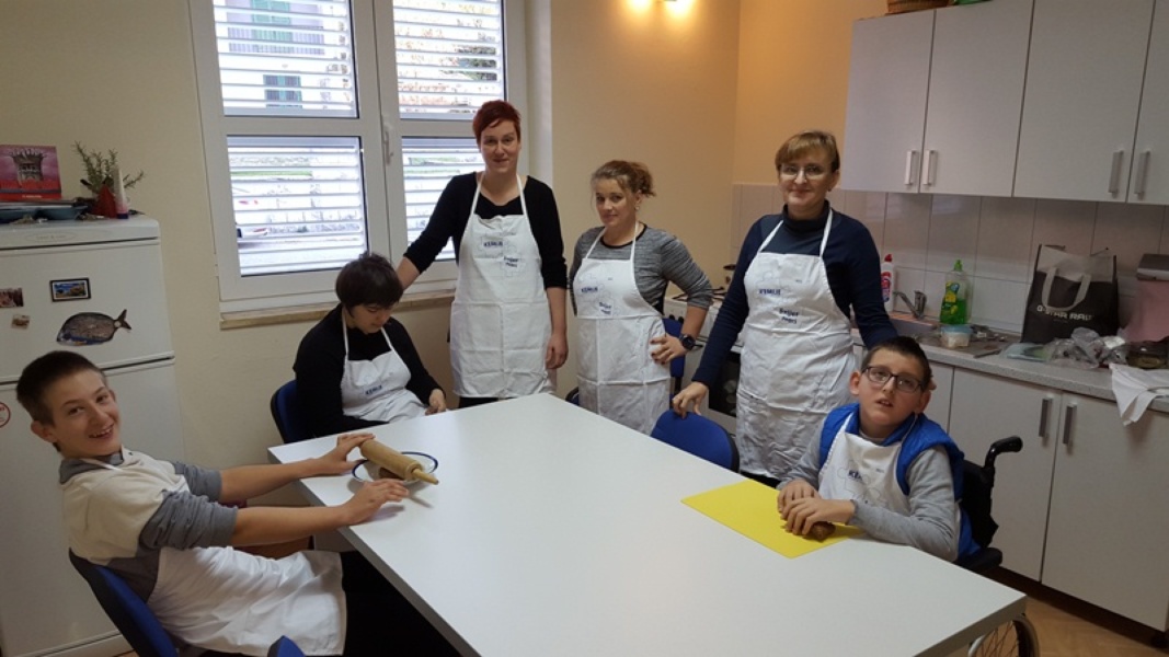 Povodom božićnih i novogodišnjih  blagdana školski kuhari OŠ „Vladimir Nazor“ iz Ploča, Mladen, Petar i Anđela odlučili su ispeći kolače. 