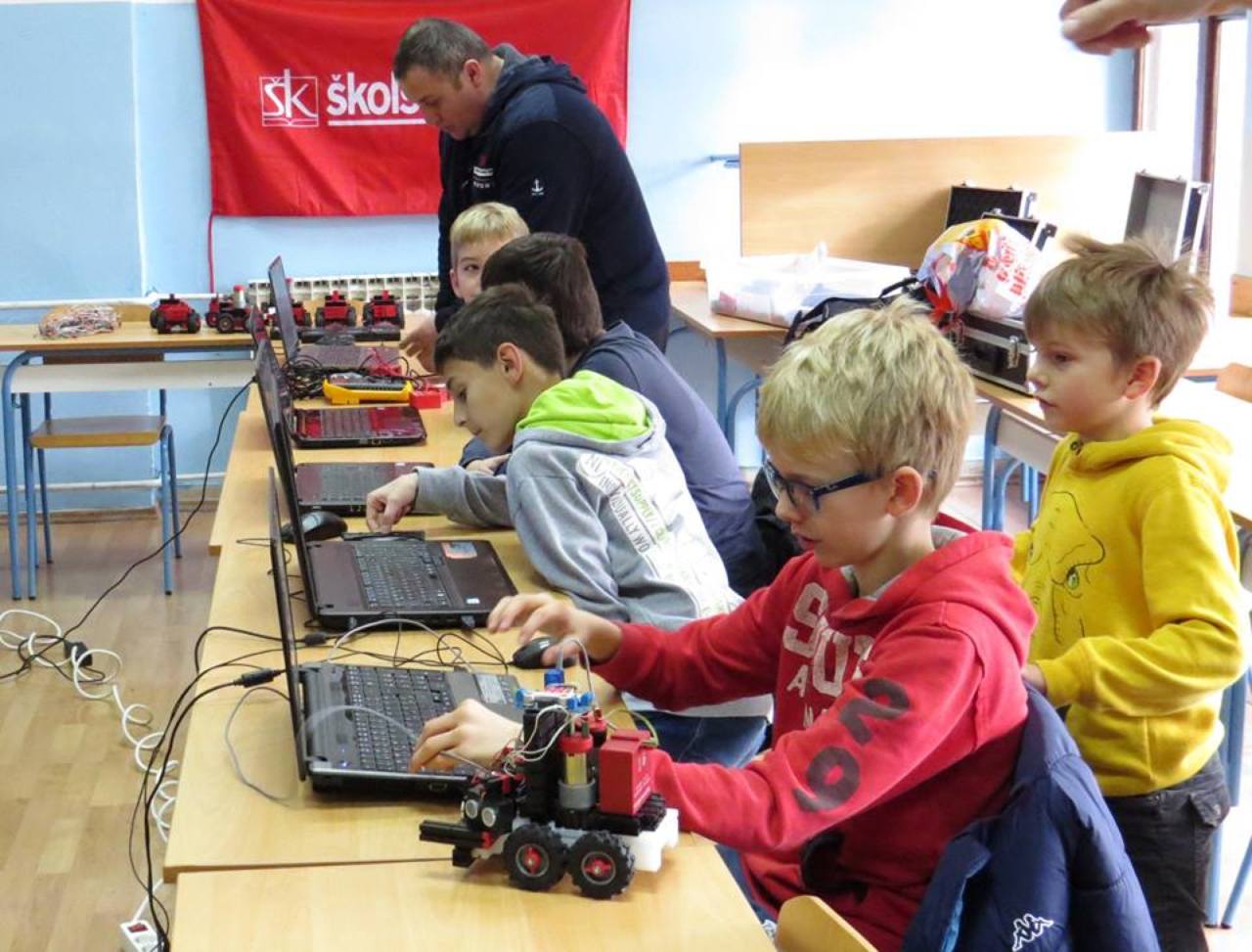Hrvatsko društvo za robotiku u suradnji sa Školskom knjigom i u dogovoru sa prof. Dalijom MILIĆ KRALJ organiziralo je radionicu robotike u Pomorsko tehničkoj školi Dubrovnik.