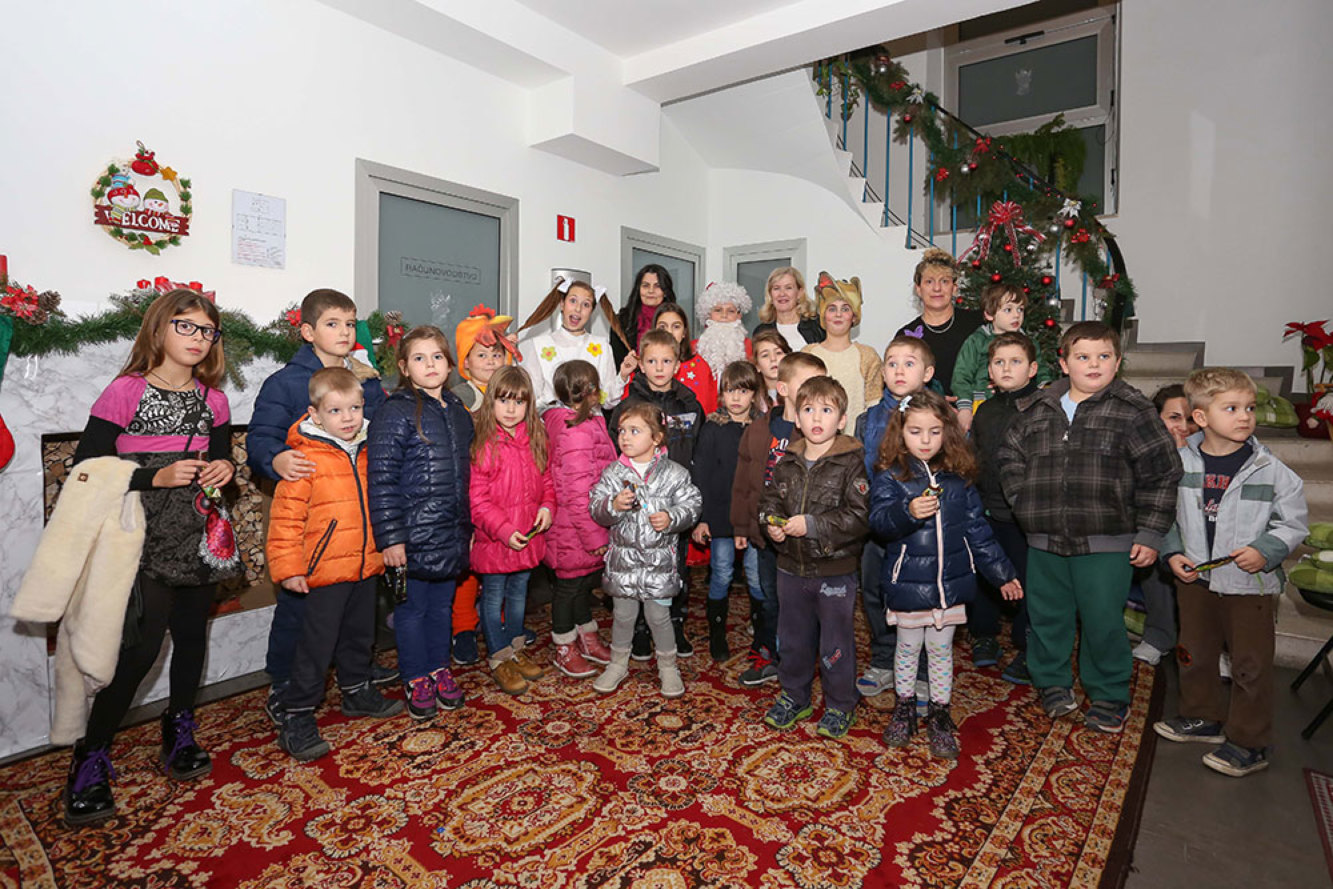 Izvedbom božićnog igrokaza KUD-a Karol Wojtyla “Božićni zvončić traži sreću” u ponedjeljak, 11. siječnja u odjelu Gradske knjižnice Kaštela u Kaštel Sućurcu završeno je događanje „Adventska i božićna priča u GKK“.