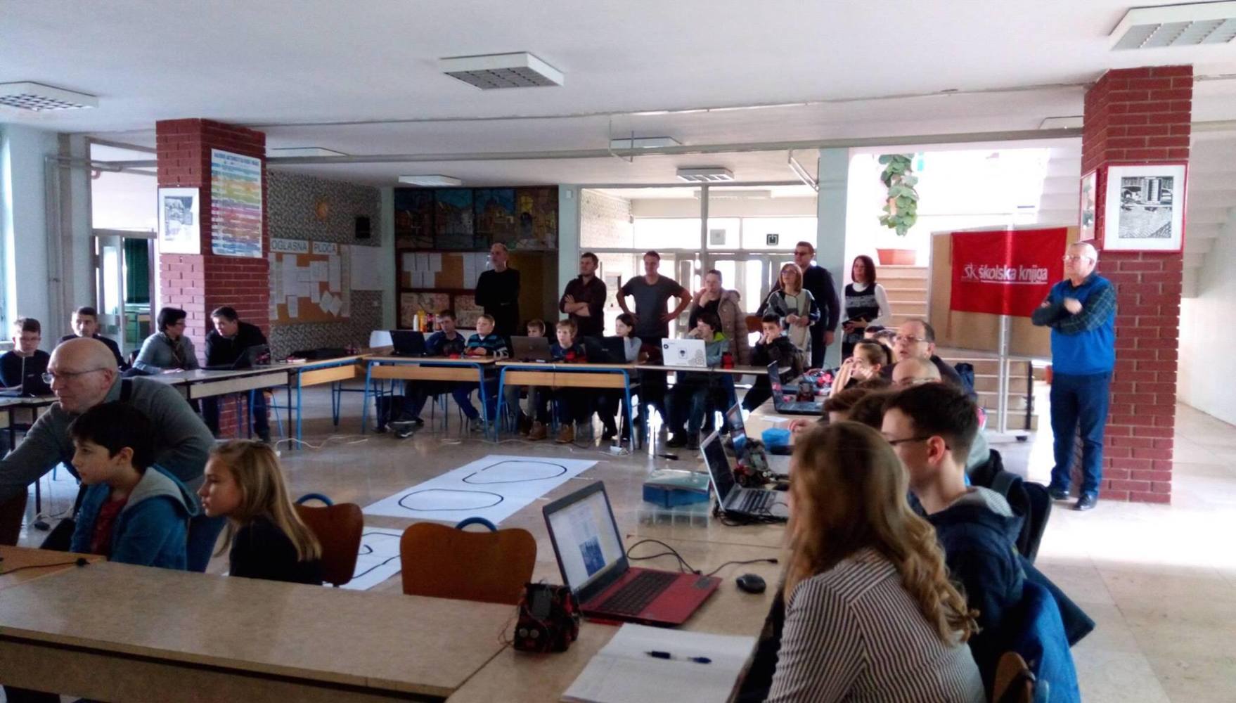 Prošli vikend održana je radionica robotike u prostorijama Osnovne škole Nikole Andrića u Vukovaru u organizaciji školskog Kluba mladih tehničara „Prometej“ a pod pokroviteljstvom Školske knjige.