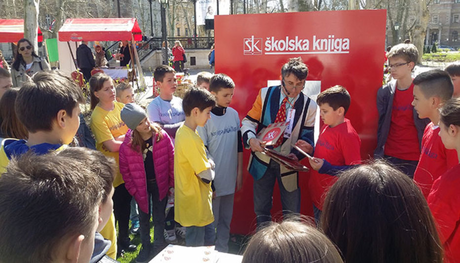 Program pod nazivom “Knjižna booka” okupio je učenike iz triju zagrebačkih škola te učenike iz osam hrvatskih županija, a osmislili su ga i organizirali Hrvatska udruga školskih knjižnica i Pozitiva plus, u suradnji s izdavačkom kućom Školska knjiga i uz pomoć pokrovitelja – Grada Zagreba. 