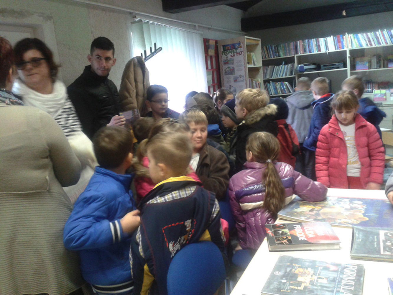 Učenici 1.a i 1.b razreda u pratnji svojih učiteljica i asistenta Matije Fosića posjetili su Općinsku  knjižnicu Matija Gubec  u Suhopolju. Cilj je bio što bolje upoznati svoje mjesto ali i kuturne ustanove.