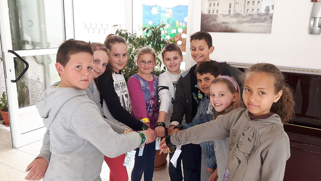 Učenici trećeg razreda OŠ „Braće Radić“ Pridraga i njihova učiteljica Zrinka Juko obilježili su Dan žena izrađujući različite predivne i zanimljive poklone.