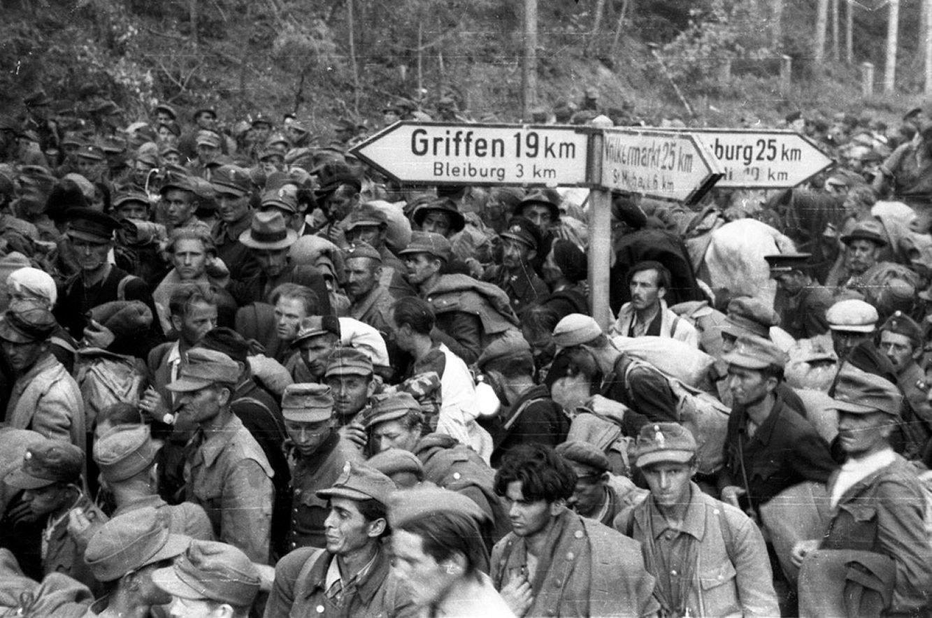Razoružani vojnici i civili pred Bleiburškim poljem (fotograf Miroslav Lilik), svibanj 1945. Muzej novejše zgodovine Slovenije (Ljubljana)