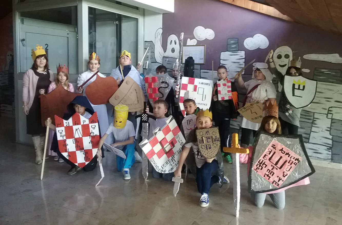 Eugenijalci, svi redom učenici  4.a razrednog odjela, OŠ Eugena Kumičića Slatina i njihova učiteljica Vera Menčik,  vrlo su vješto '
zavrtili vremeplov'