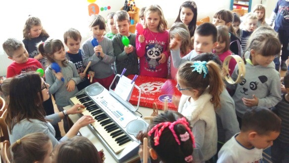 Prošle godine  u suhopoljskoj osnovnoj školi otvoren je izdvojeni odjel  virovitičke  glazbene škole gdje djeca uče tri instrumenta: gitaru, harmoniku i klavir, a ove godine napravljen je korak dalje.