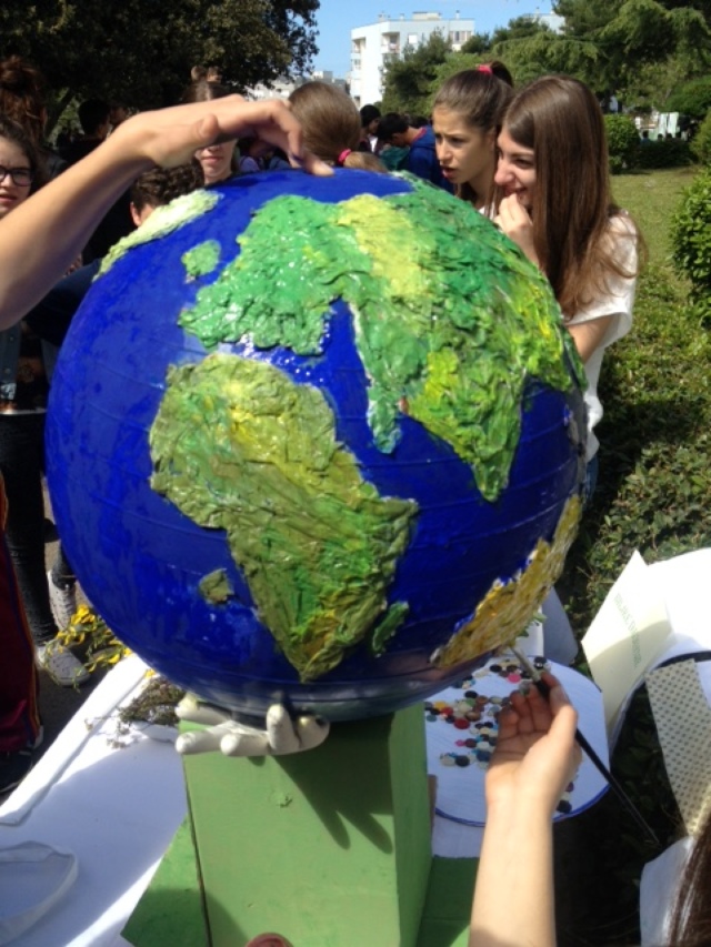 Dan planeta Zemlje smo obilježili i u našoj OŠ Smiljevac poučnim, kreativnim i zabavnim projektnim danom u kojem su sudjelovali svi učenici od 1. do 8. razreda. 