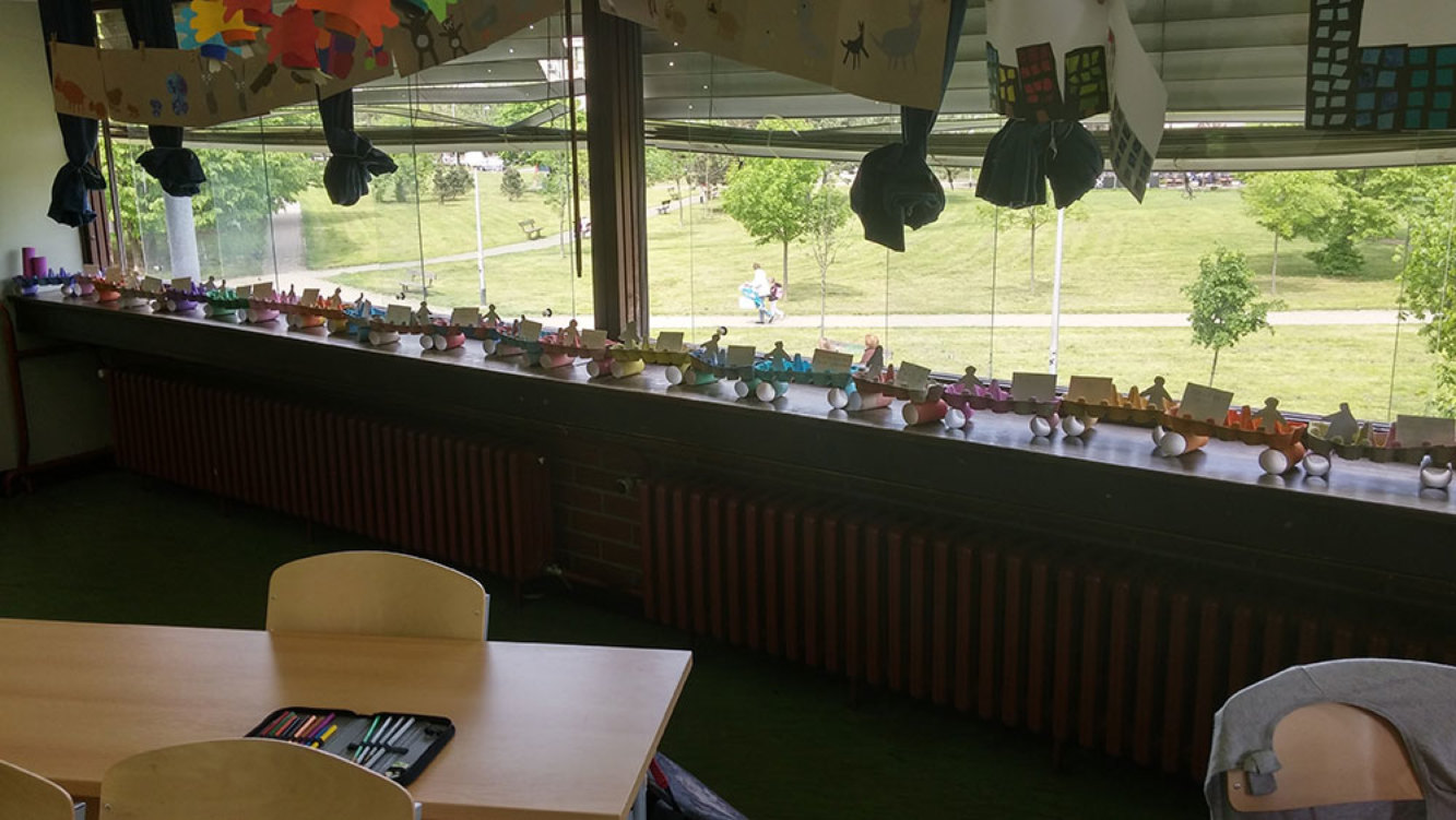 Eko-vlakić izrađen je od kutija za jaja i rolica WC papira obojen vodenim bojama; lik čovjeka i eko-poruka izrađeni su od starih kartonskih kutija [prvi razred]
