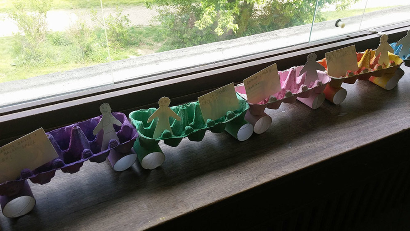 Eko-vlakić izrađen je od kutija za jaja i rolica WC papira obojen vodenim bojama; lik čovjeka i eko-poruka izrađeni su od starih kartonskih kutija [prvi razred]