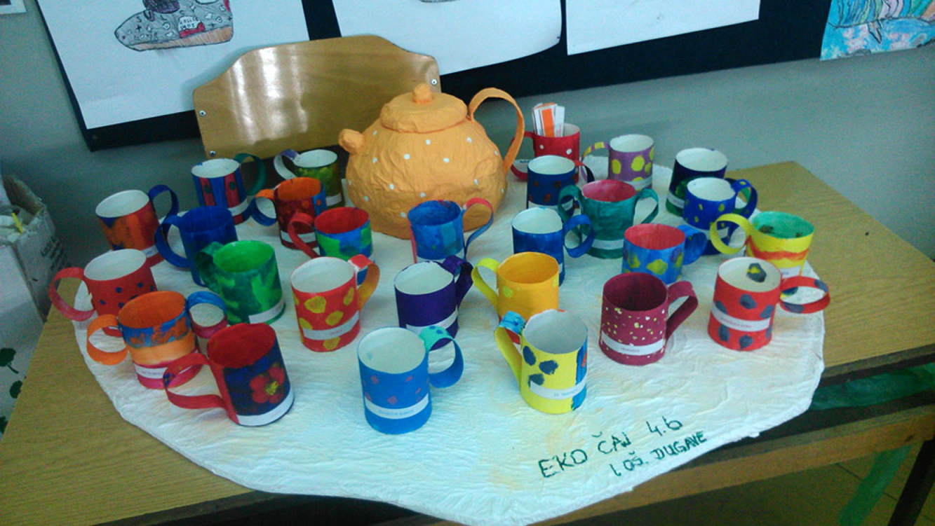 Dio projekta za eko-dan: kaširani čajnik, šalice od kartona obojene temperom. 
To je zapravo eko-igra: na šalicama su odgovori, a na kartončićima pitanja. Učenici izvlače karticu s pitanjem i traže šalicu s ispravnim odgovorom te je stavljaju u nju [četvrti razred]

