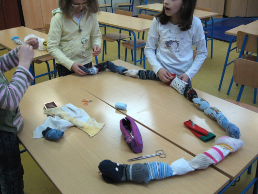 Gusjenica od starih čarapa, šivana iglom i koncem [treći razred]