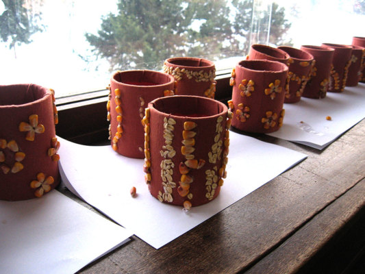 Posudice za olovke: posudice su napravljene od kartonskih tuljaca obloženih starom tkaninom i ukrašenih raznim sjemenkama [drugi razred]