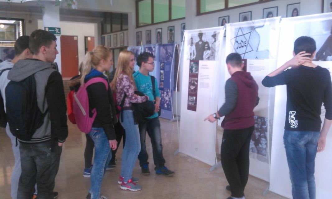 Osnovna škola Josipa Kozarca Slatina je bila domaćin putujućoj izložbi Anne Frank – povijest za sadašnjost. Izložba je dio projekta Povijest za svijest, a u Hrvatsku ju iz Kuće Anne Frank dovodi Hrvatska edukacijska i razvojna mreža za evoluciju sporazumijevanja (HERMES). 
