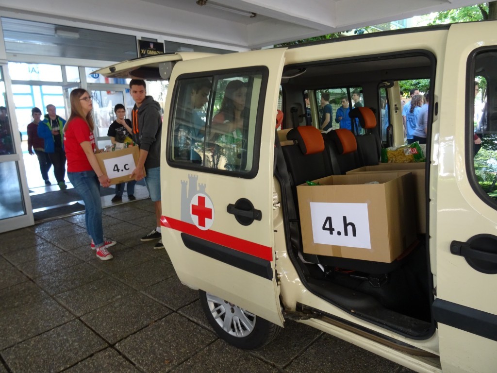 Povodom Dana maturanata maturanti zagrebačke XV. gimnazije su organizirali i proveli humanitarnu akciju „Kilogram hrane za socijalni dućan“... 