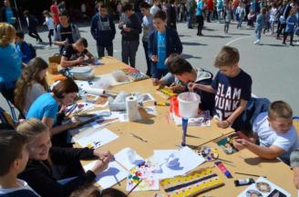 U požeškoj Osnovnoj školi Antuna Kanižlića četvrtu  godinu za redom učenici i učitelji provode  projekt „Gladnoj djeci za školski obrok“. Projekt se ostvaruje u suradnji s udrugom Marijini obroci Hrvatska. 