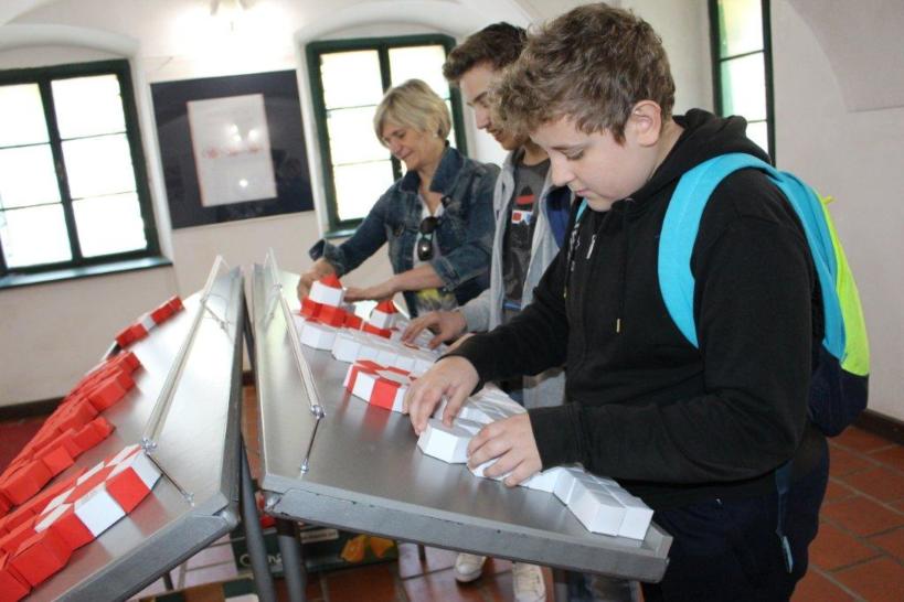 U Muzeju grada Koprivnice održana je nesvakidašnja i neuobičajena izložba MATEMATIKA I VEZ – VIDIŠ LI TI ŠTO I JA? koja spaja naizgled nespojivo – matematiku i vez kao tehniku ukrašavanja platna, odnosno ručni rad...