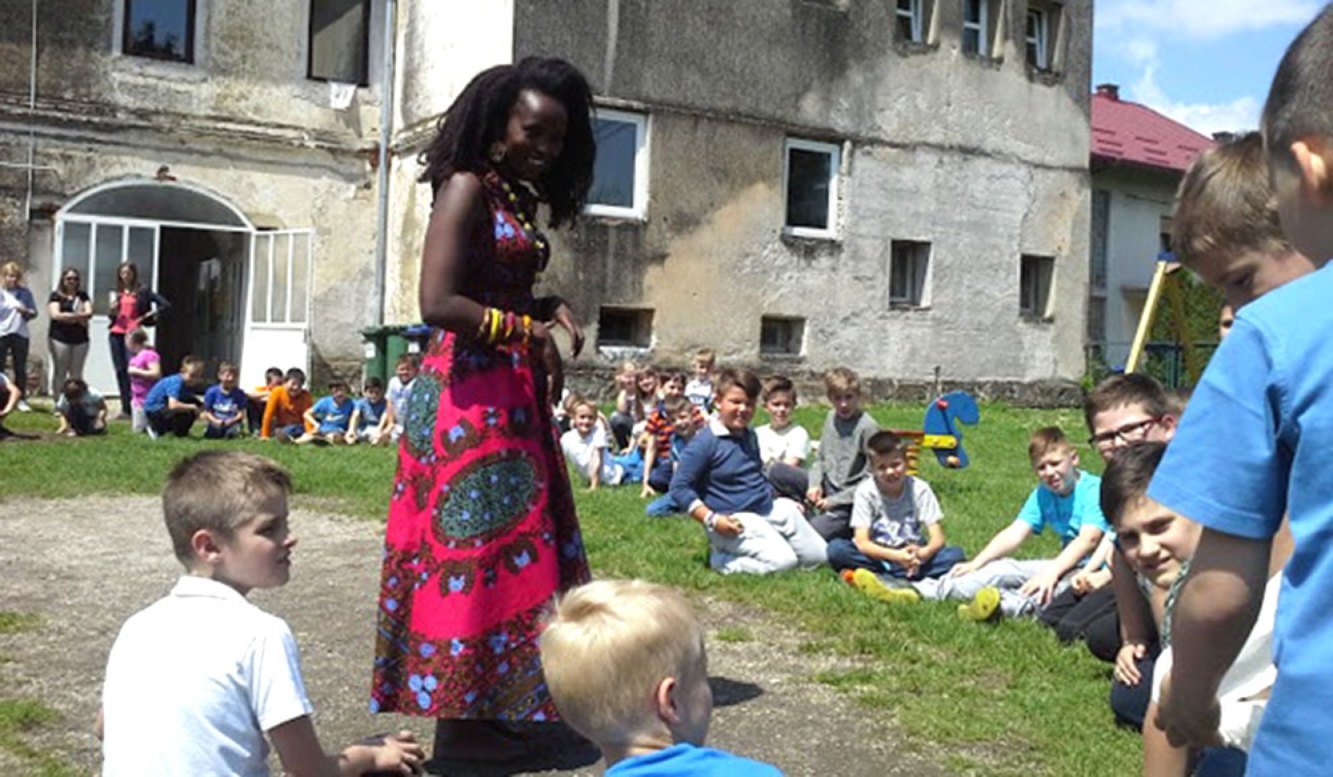 Učenici Područne škole Cvetković obilježili su Dan Afrike, a tim povodom u svojoj su školi primili posebnu gošću – jaskansku Kenijku Ceciliju WANGARI KAMBIĆ. 