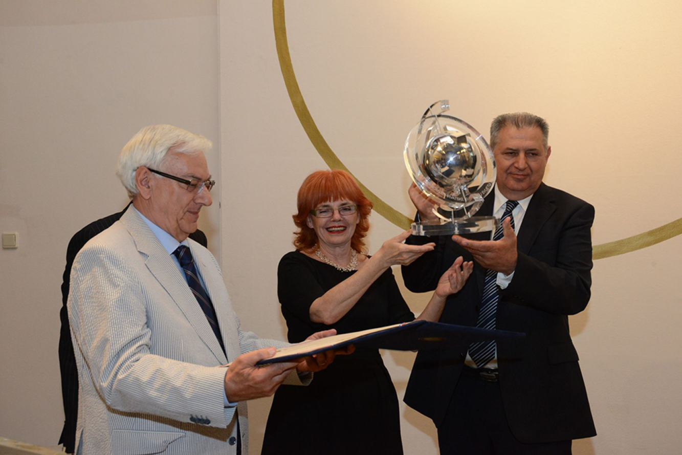 Hrvatski kulturni klub Zagreb Školskoj knjizi je dodijelio Godišnju nagradu za promicanje hrvatske kulture u svijetu

