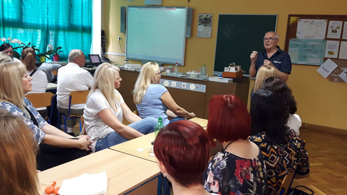 Na Županijskom stručnom skupu učitelja kemije u Našicama, predstavljena je knjiga  „77 kuhinjskih pokusa” u izdanju nakladnika Školska knjiga d.d.