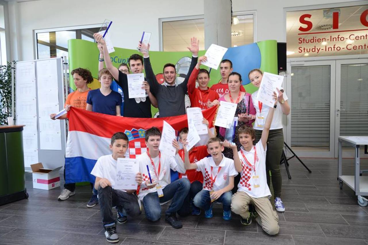 Prošli vikend u Austriji je održan RoboCup Junior – Austrian Open 2015. Uz sudjelovanje ekipa iz Slovenije, Austrije, Italije, Švicarske, Slovačke i Hrvatske. Hrvati ponovo uspješni na Robocup Junior Austrija 2015! 4 prvaka i još 3 pehara!