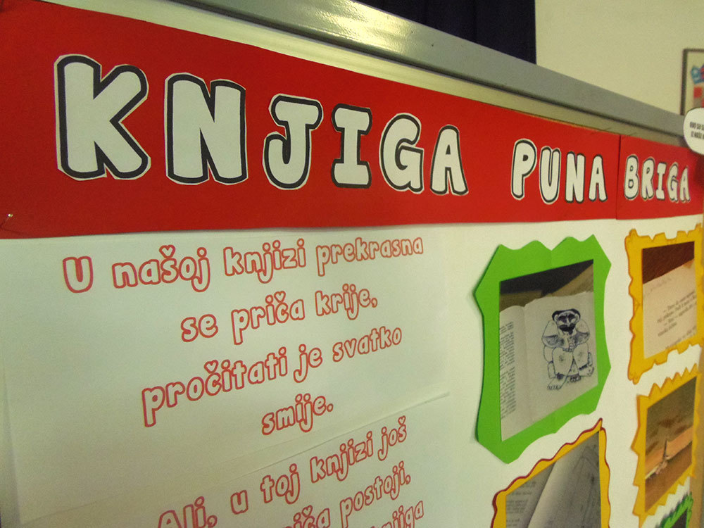 Mladi knjižničari i Foto skupina u OŠ Gradina iz Gradine žele reći: „Stop uništavanju knjiga! Budimo im prijatelji! One će nas nagraditi!“