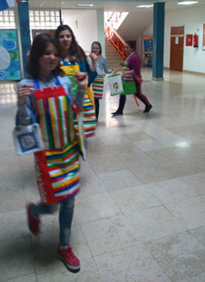 Vesele boje na vrećicama Školske knjige potaknule su nas da ih iskoristimo na najbolji mogući način.