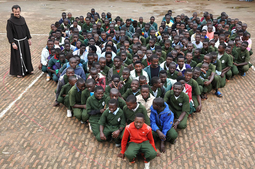 Fra Ivica PERIĆ i 'srce' za sve koji su pomagali mladima u župi Kivumu 