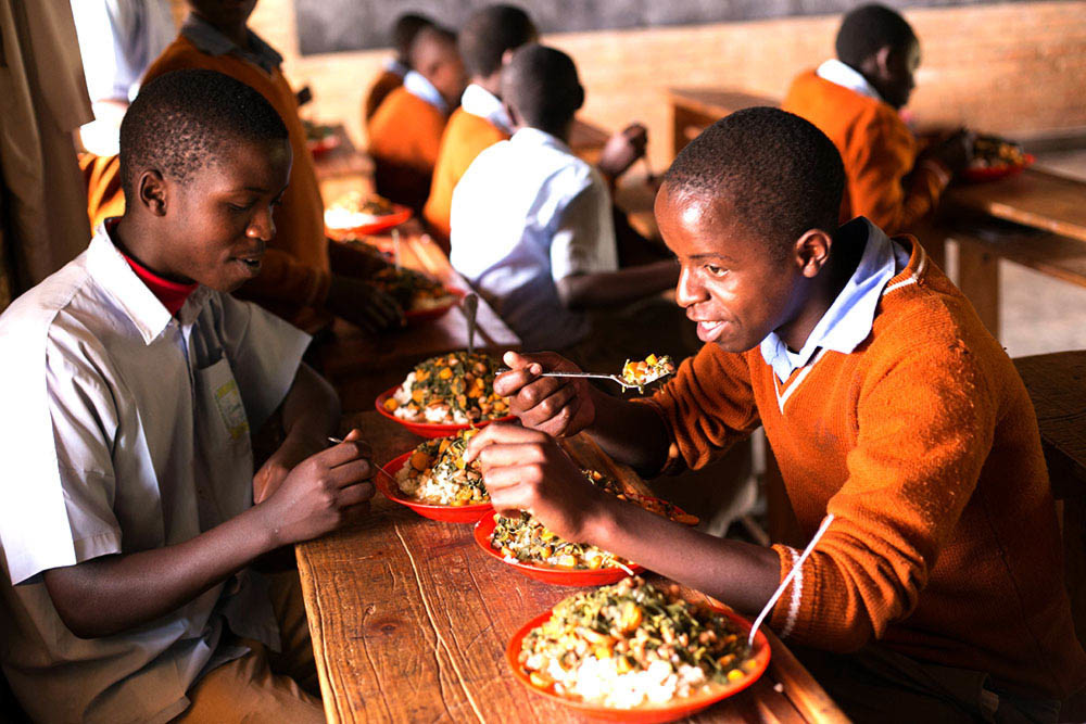 Tko je i mislio da će školarci u Kivumu imati redovit topli obrok